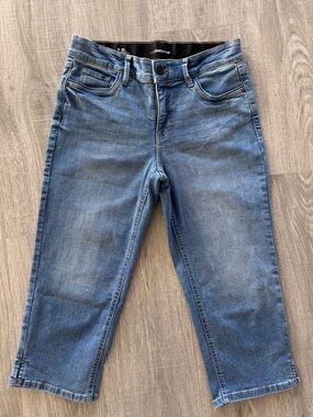 Like-new Liz Claiborne women’s denim Capri size 8